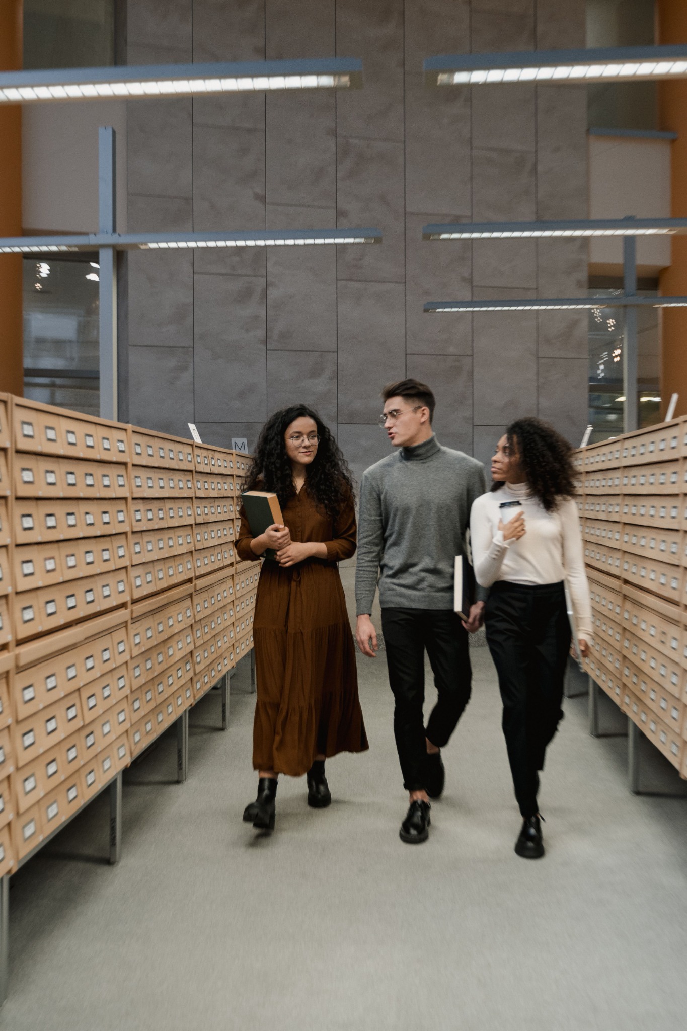 Estudiantes universitarios en un entorno académico
